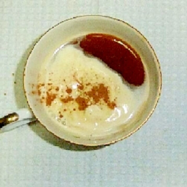 コーヒーにヴァニラアイスとシナモン
